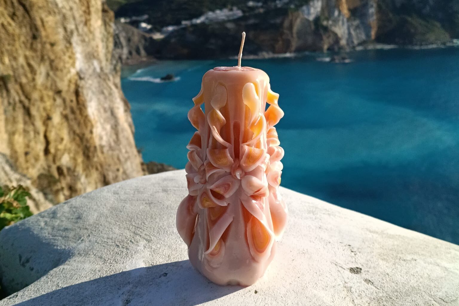 Foto con candele sulla vista di chiaia di luna ponza