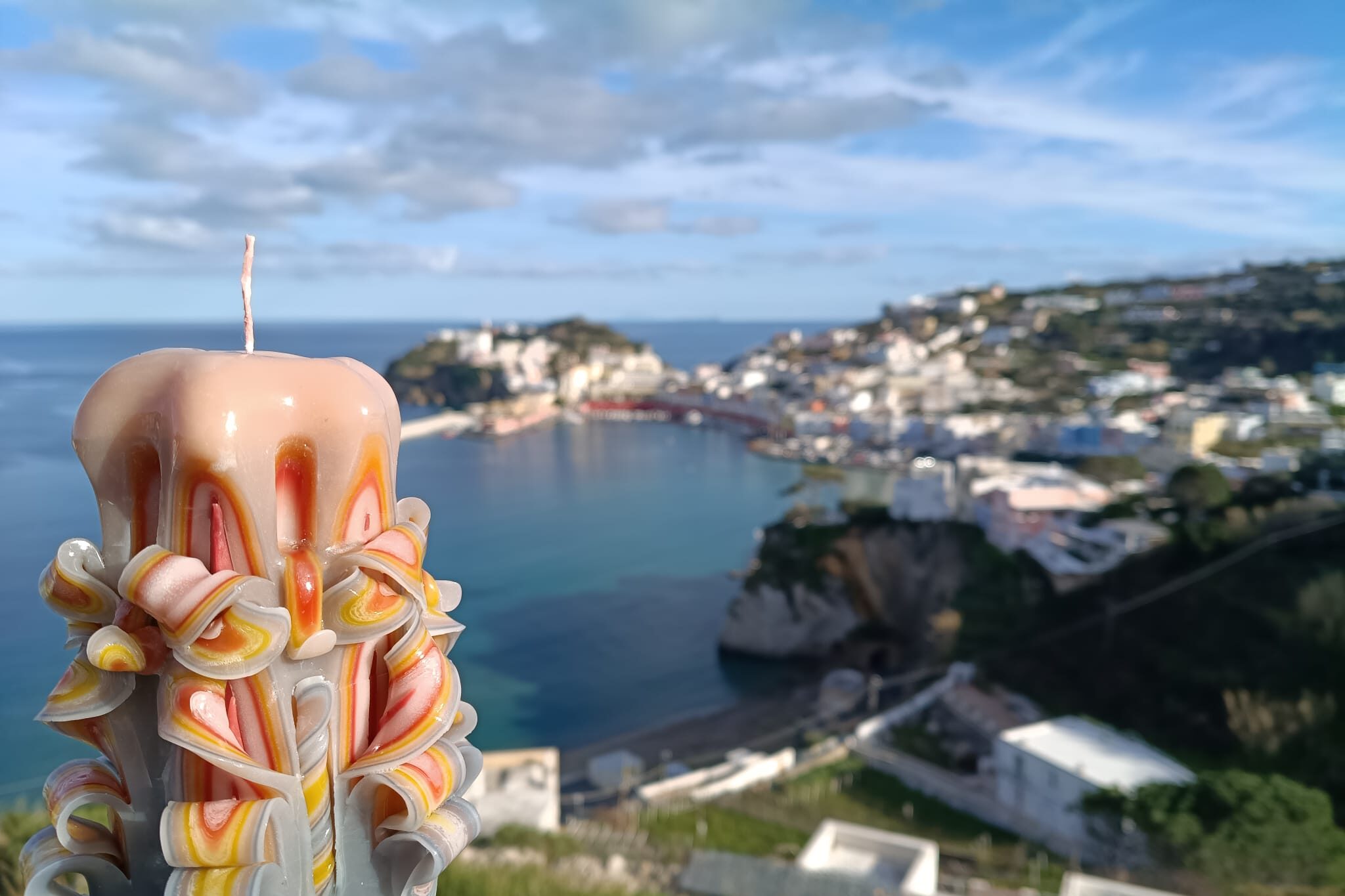 Foto con candele sulla vista del porto di ponza